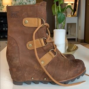Joan of Arctic Sorel wedge in Chestnut